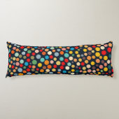暗いカラフル背景の水玉模様 ボディピロー (正面)