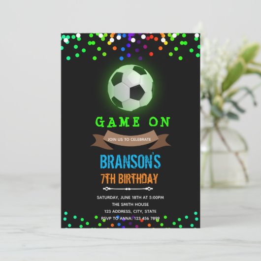 暗いサッカーの誕生日の招待状で輝く 招待状 (スタンド正面)