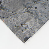 暗いテクスグランジチャの背景、ひび割れた石の壁 フリースブランケット (角)