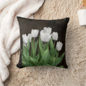 暗いテクスチャ上の白いチューリップ クッション (ブランケット)