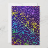 暗いネオンのハロウィーンの誕生日パーティーで輝く 招待状 (裏面)