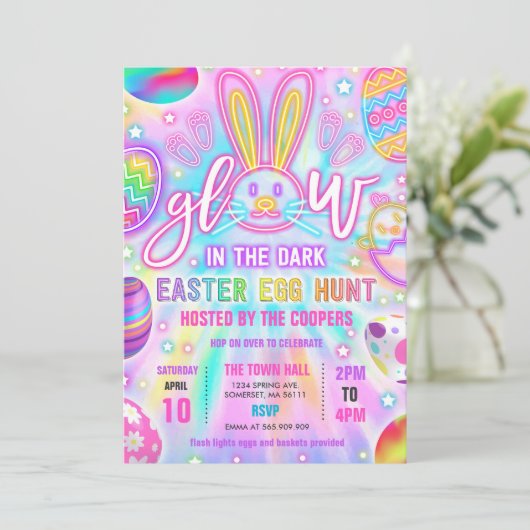 暗いネオンの中で輝く絞り染めイースター卵狩り 招待状 (スタンド正面)