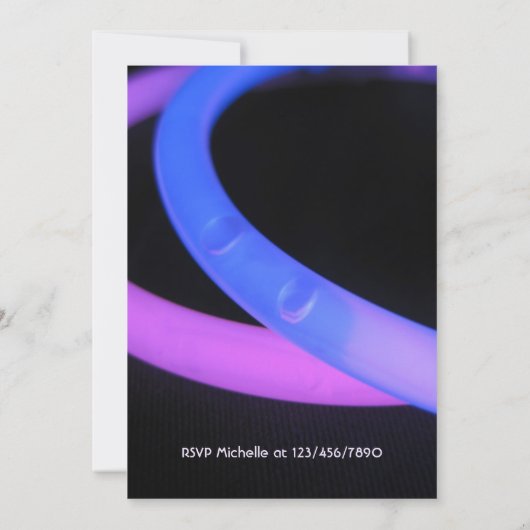 暗いネオンをテーマにしたパーティーで輝く 招待状 (裏面)