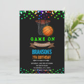 暗いバスケットボールの誕生日の招待状で輝く 招待状 (スタンド正面)