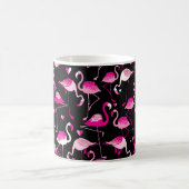 暗いバックのピンクフラミンゴから継ぎ目のない模様 コーヒーマグカップ (中央)