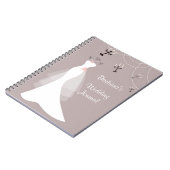 暗いピンクのウェディングプランナーのノートの白いガウン ノートブック (左側)