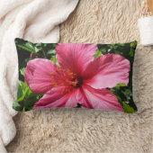 暗いピンクのハイビスカス ランバークッション (ブランケット)