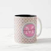 暗いピンクの点の明るいピンクのモノグラム ツートーンマグカップ (正面右)
