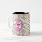 暗いピンクの点の明るいピンクのモノグラム ツートーンマグカップ (正面左)