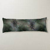 暗いファンドに浮かぶ派手なうろこ板 ボディピロー (裏面)