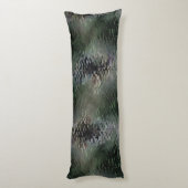 暗いファンドに浮かぶ派手なうろこ板 ボディピロー (裏面 (縦))