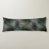 暗いファンドに浮かぶ派手なうろこ板 ボディピロー (正面)