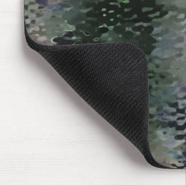 暗いファンドに浮かぶ派手なうろこ板 マウスパッド