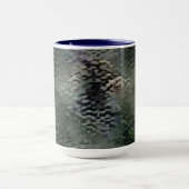 暗いファンドに浮かぶ派手なうろこ板 マグカップ (中央)