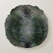 暗いファンドに浮かぶ派手なうろこ板 ラウンドクッション (正面)