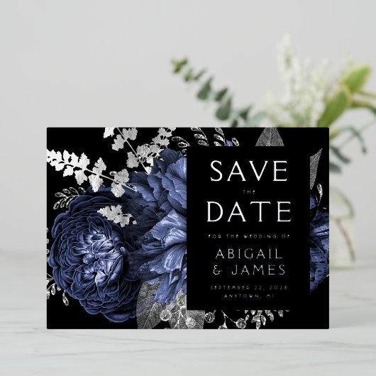 暗いフローラネイビーブルーシルバーウェディング日付を保存 箔招待状 (立ち正面)