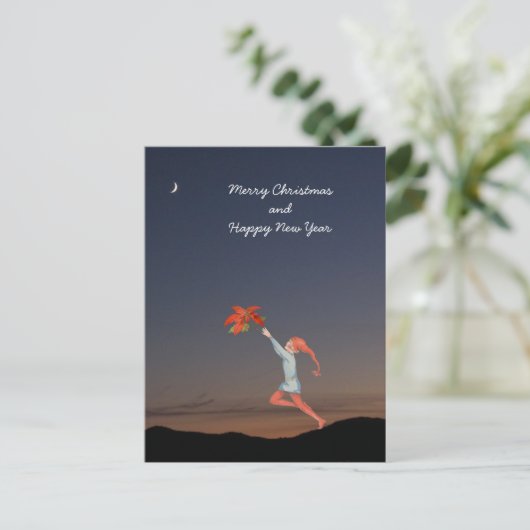 暗いブルースカイにポインセチアとクリスマス小妖精や小人 シーズンポストカード (スタンド正面)