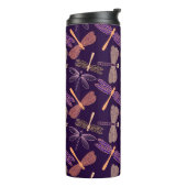 暗いプラム背景の白熱［赤熱］光を放つな夜トンボ タンブラー (回転左)