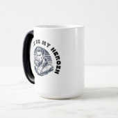 暗いユーモア楽しむでコーヒーを飲む男性 モーフィングマグカップ (正面左)