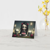 暗いロマンチックかわいいゴシックの女の子とお誕生日ケーキ カード (黄色い花)