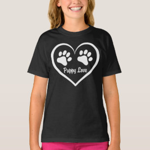 暗い上に手のプリントを持つ子犬の愛ハート Tシャツ