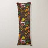 暗い上の秋のキノコ、ナッツ、果実 ボディピロー (正面縦)