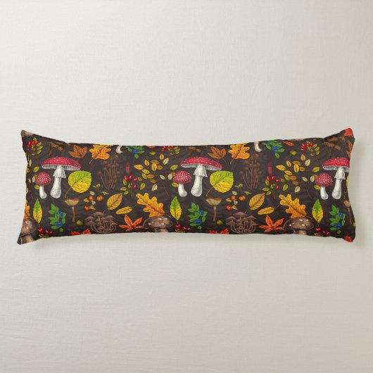 暗い上の秋のキノコ、ナッツ、果実 ボディピロー (正面)