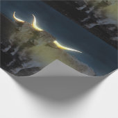 暗い中で白熱［赤熱］光を放つハイランド牛、ギフトラップ ラッピングペーパー (角)