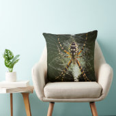 暗い中のくもの巣上の黄色の庭のクモ クッション (椅子)