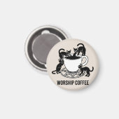 暗い主の猫はコーヒーを崇拝し、コーヒーを崇拝 マグネット (正面/裏面)