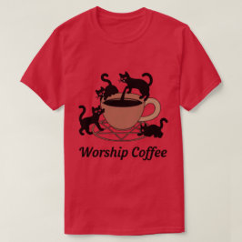 暗い主の猫はコーヒーを崇拝し、コーヒーを崇拝 Tシャツ