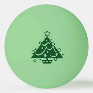 暗い光の上に緑のクリスマスツリーの形 卓球ボール