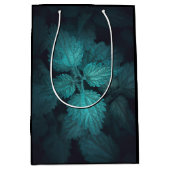 暗い刺すようなイラクサ自然写真 ミディアムペーパーバッグ (正面)