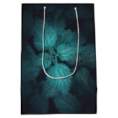 暗い刺すようなイラクサ自然写真 ミディアムペーパーバッグ (裏面)