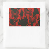 暗い夜の背景にある赤い蝶 長方形シール (バッグ)