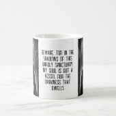 暗い大聖堂に住む邪悪な修道女 コーヒーマグカップ (中央)