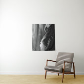 暗い山々の上の白い雲 タペストリー (インサイチュ)