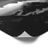 暗い山々の上の白い雲 ポスター (角)