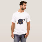 暗い惑星を周回するレトロなロケット船 - Outer Spa Tシャツ (正面フル)