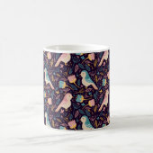 暗い日に花とを持つ青とピ葉ンクの鳥 コーヒーマグカップ (中央)