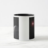 暗い星の周りを回る氷と岩の惑星 マグカップ (中央)