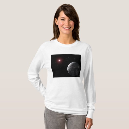 暗い星の周りを回る氷と岩の惑星 Tシャツ (正面フル)