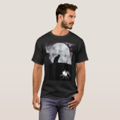 暗い月を背景にしたハロウィンの猫　クモが下に潜んでいる Tシャツ (正面フル)