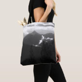 暗い朝に雄牛が選ぶ… トートバッグ (クローズアップ)