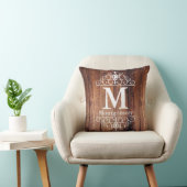 暗い木素朴板の白い巻物文字 クッション (椅子)