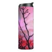 暗い枝の赤い芽と炎の空 タンブラー (回転左)