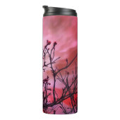 暗い枝の赤い芽と炎の空 タンブラー (回転右)