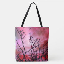 暗い枝の赤い芽と炎の空