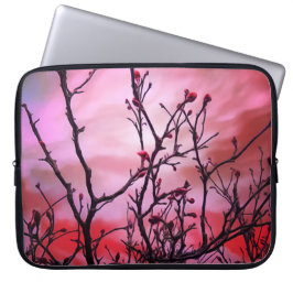 暗い枝の赤い芽と炎の空 ラップトップスリーブ