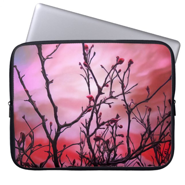 暗い枝の赤い芽と炎の空 ラップトップスリーブ (正面)